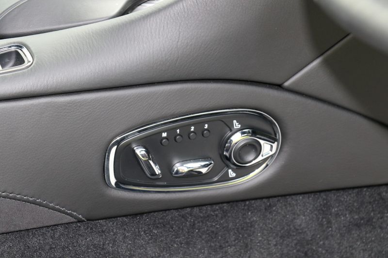 Aston Martin DBS Superleggera V12