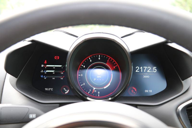 Aston Martin DBS Superleggera V12