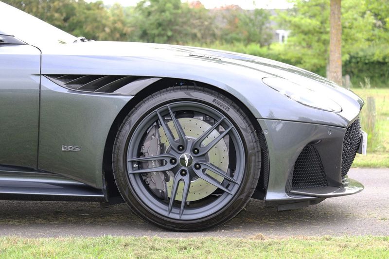 Aston Martin DBS Superleggera V12