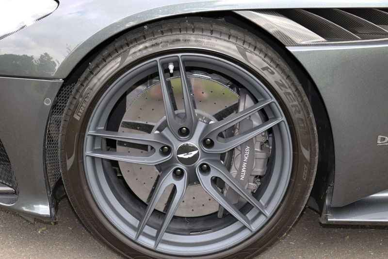 Aston Martin DBS Superleggera V12