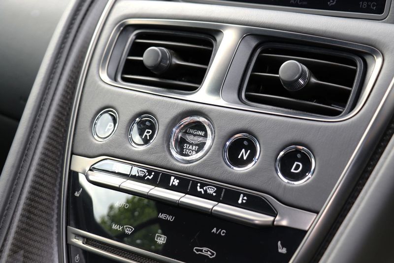 Aston Martin DBS Superleggera V12