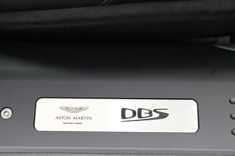 Aston Martin DBS Superleggera V12