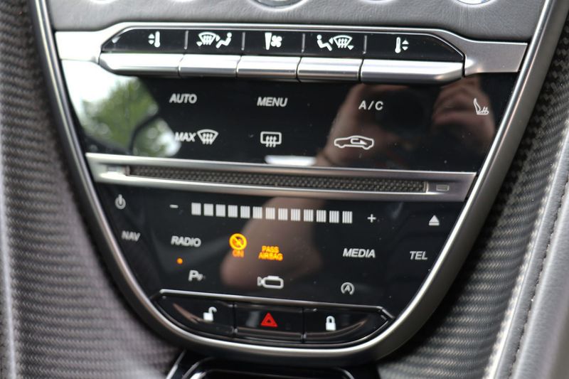 Aston Martin DBS Superleggera V12