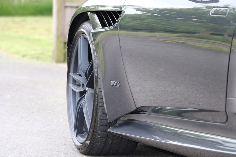 Aston Martin DBS Superleggera V12