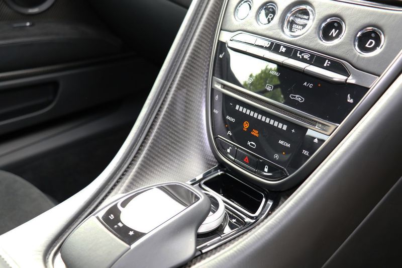 Aston Martin DBS Superleggera V12