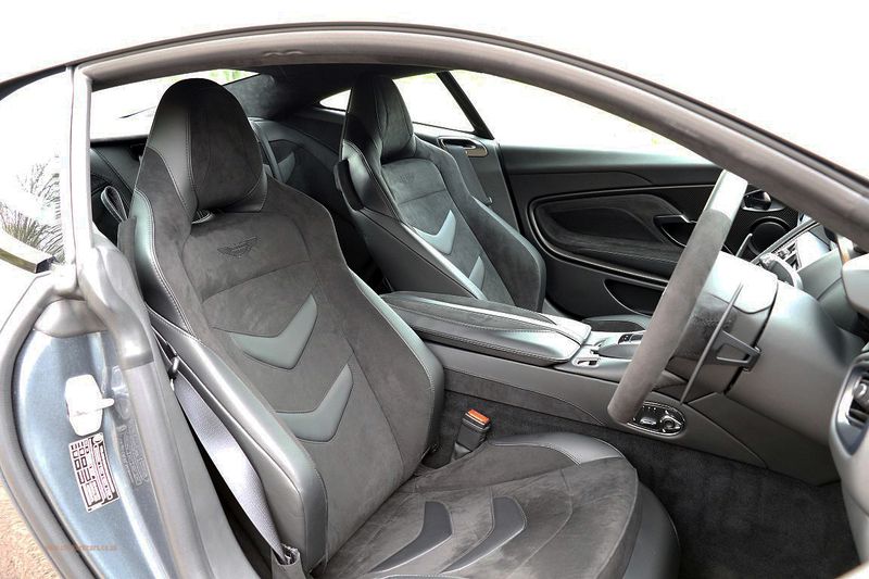 Aston Martin DBS Superleggera V12