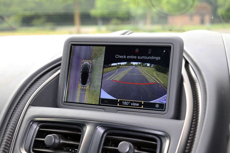 Aston Martin DBS Superleggera V12