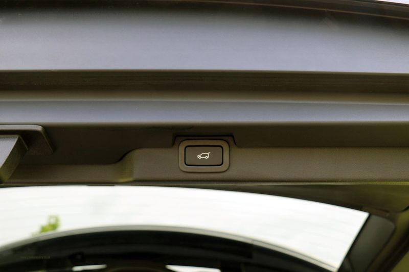 Landrover Discovery Commercial 3.0 TD V6 HSE with Rear Seat Conversion by Scot Seats