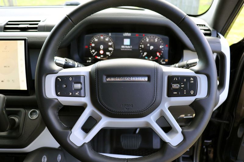 Landrover Defender 110 3.0 D300 MHEV HSE Hard Top Auto