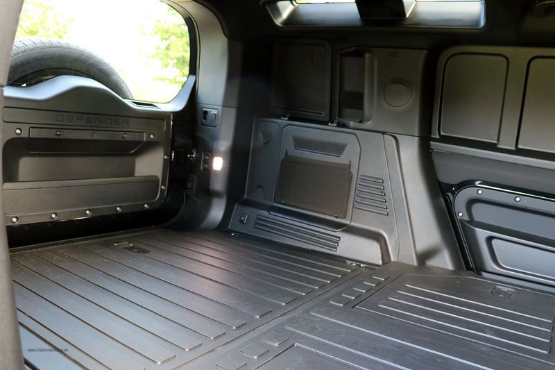 Landrover Defender 110 3.0 D300 MHEV HSE Hard Top Auto