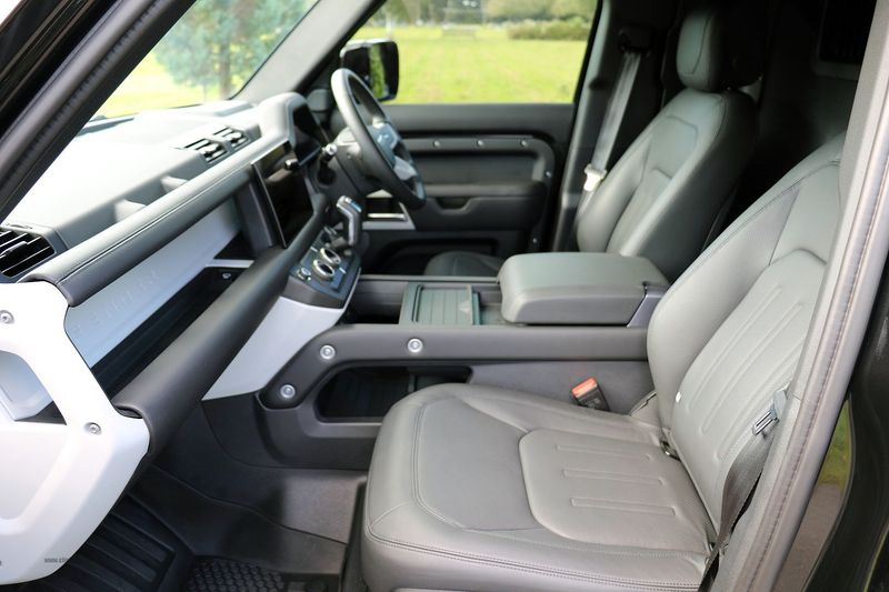 Landrover Defender 110 3.0 D300 MHEV HSE Hard Top Auto