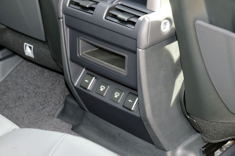 Landrover Defender 110 D300 HSE Pan Roof