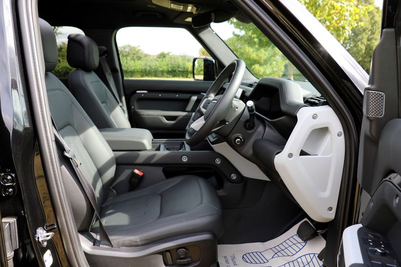 Landrover Defender 110 D300 HSE Pan Roof