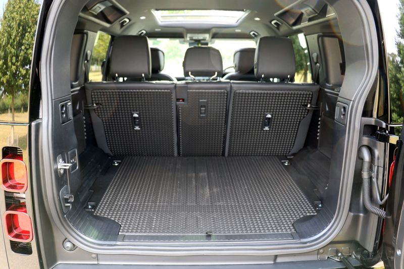 Landrover Defender 110 D300 HSE Pan Roof