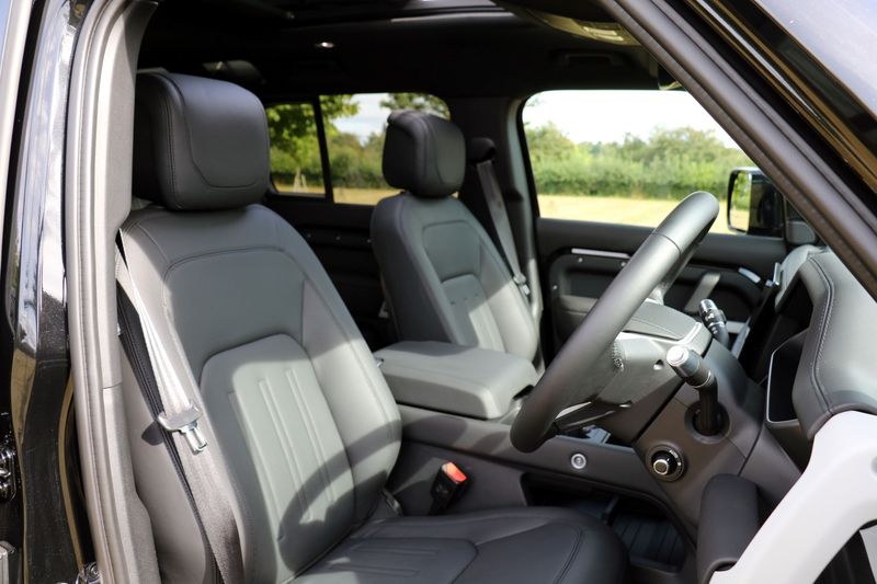 Landrover Defender 110 D300 HSE Pan Roof