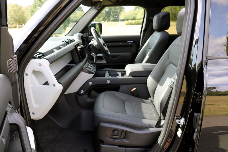 Landrover Defender 110 D300 HSE Pan Roof