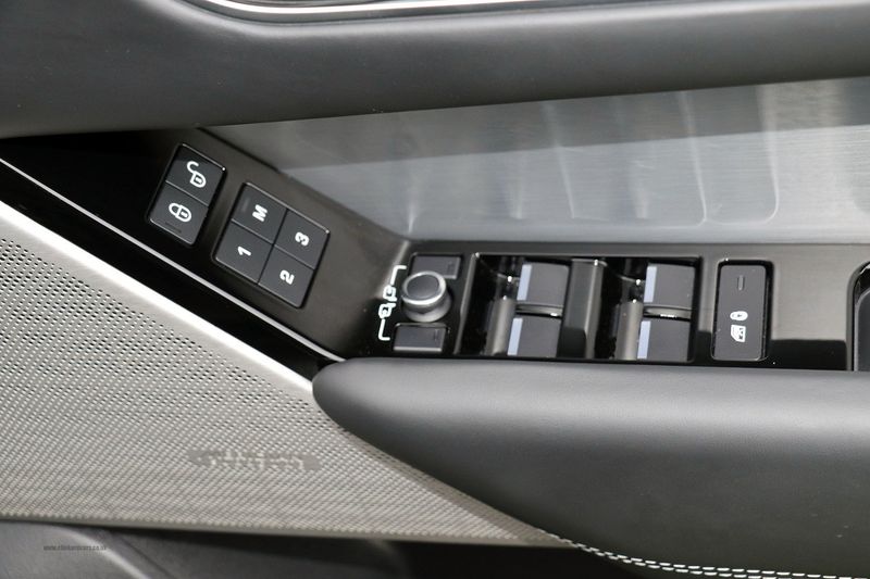 Range Rover Velar D300 R-Dynamic HSE