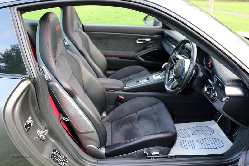 Porsche 911 Carrera GTS