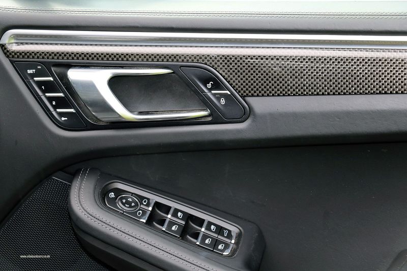 Porsche Macan Turbo Performance S