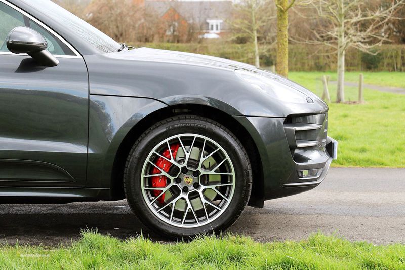Porsche Macan Turbo Performance S