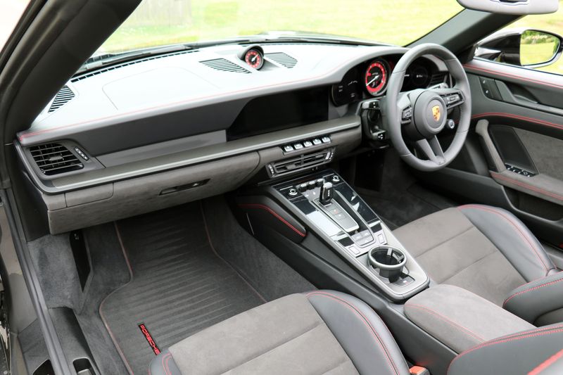 Porsche 992 4 GTS Convertible PDK