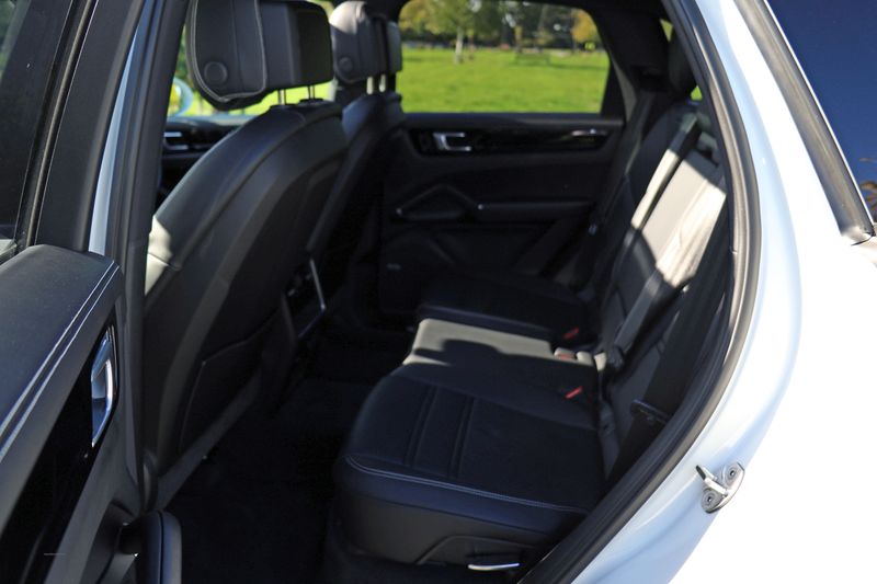 Porsche Cayenne 3.0 V6 Auto £25,000 in options!