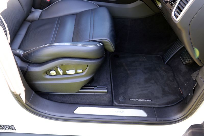 Porsche Cayenne 3.0 V6 Auto £25,000 in options!