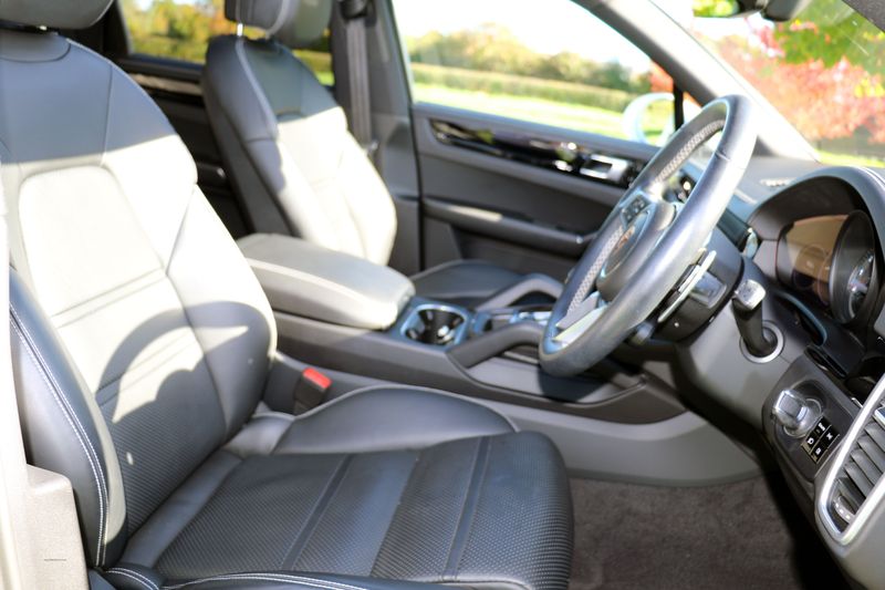 Porsche Cayenne 3.0 V6 Auto £25,000 in options!