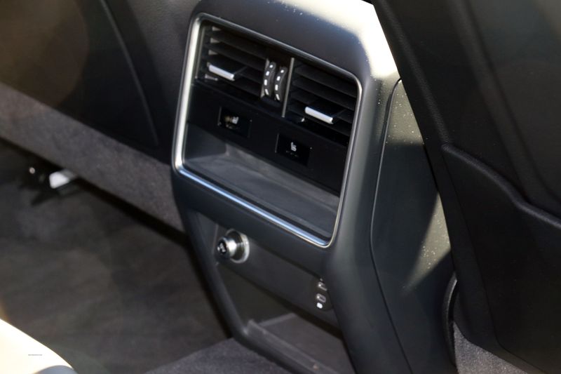 Porsche Cayenne 3.0 V6 Auto £25,000 in options!