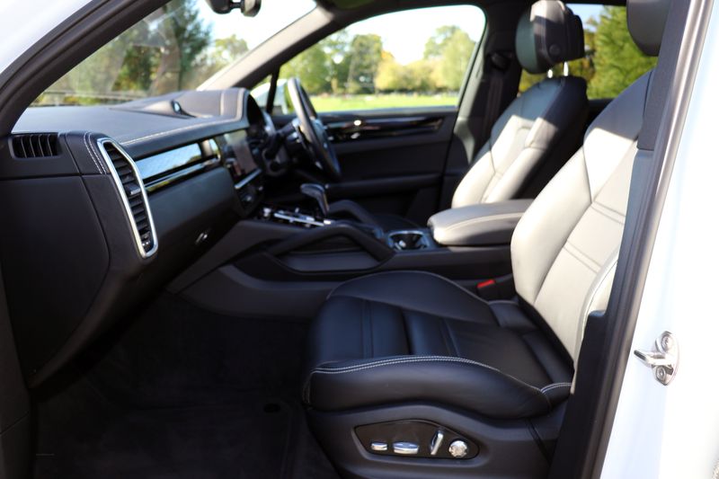 Porsche Cayenne 3.0 V6 Auto £25,000 in options!
