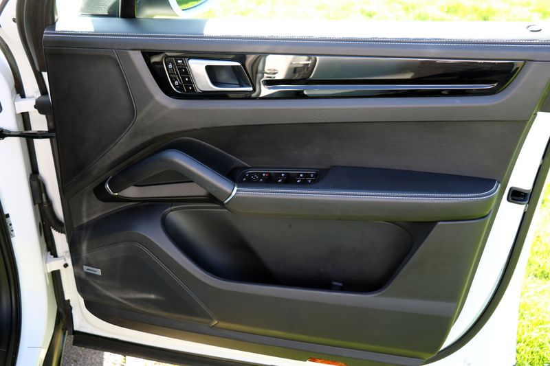 Porsche Cayenne 3.0 V6 Auto £25,000 in options!