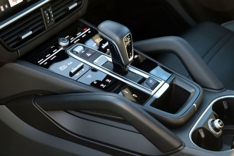 Porsche Cayenne 3.0 V6 Auto £25,000 in options!