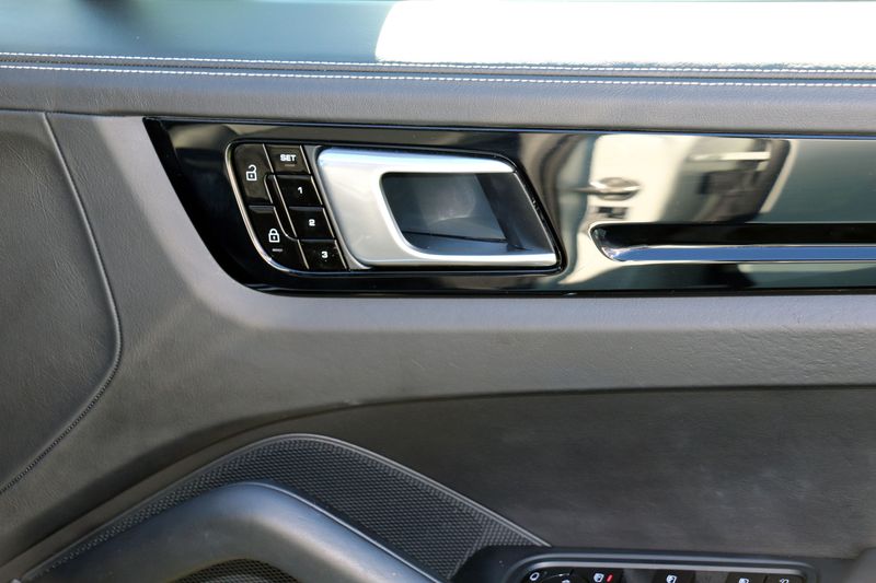 Porsche Cayenne 3.0 V6 Auto £25,000 in options!