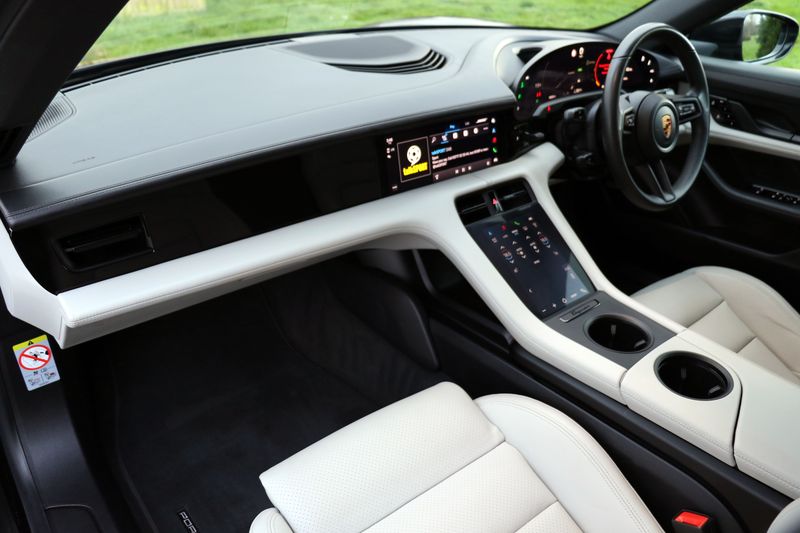 Porsche Taycan 4 Cross Turismo