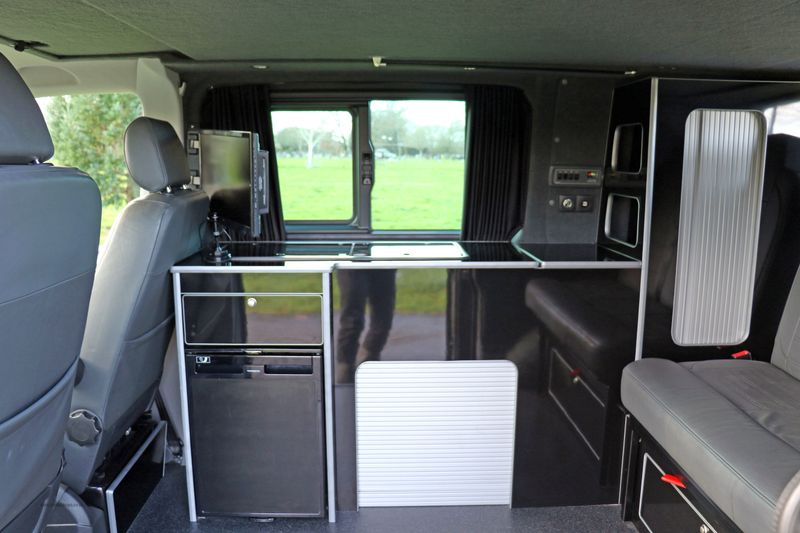 Volkswagen Transporter T6.1 T32 Highline 2.0 TDi DSG HVR Customs Conversion 4 berth