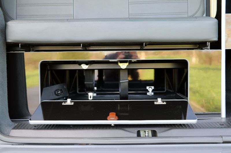 Volkswagen Transporter T6.1 T32 Highline 2.0 TDi DSG HVR Customs Conversion 4 berth