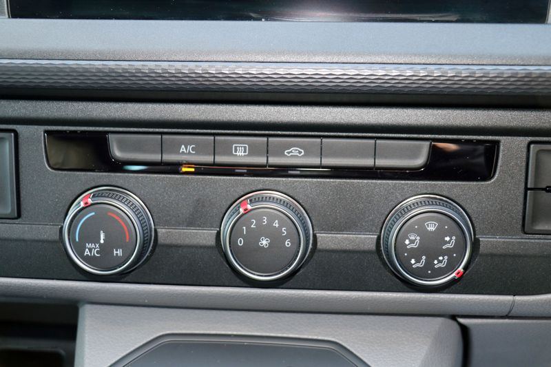 Volkswagen Transporter T6.1 T32 Highline 2.0 TDi DSG HVR Customs Conversion 4 berth