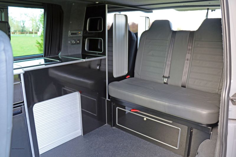 Volkswagen Transporter T6.1 T32 Highline 2.0 TDi DSG HVR Customs Conversion 4 berth