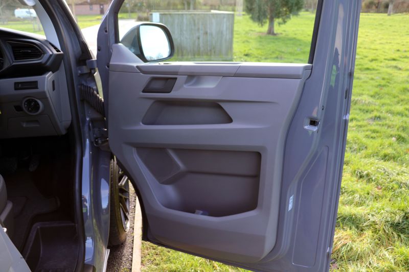 Volkswagen Transporter T6.1 T32 Highline 2.0 TDi DSG HVR Customs Conversion 4 berth
