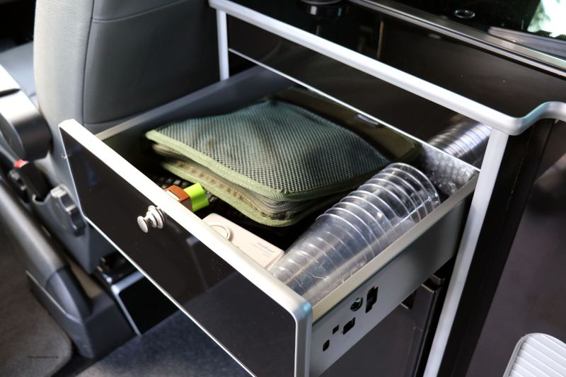 Volkswagen Transporter T6.1 T32 Highline 2.0 TDi DSG HVR Customs Conversion 4 berth