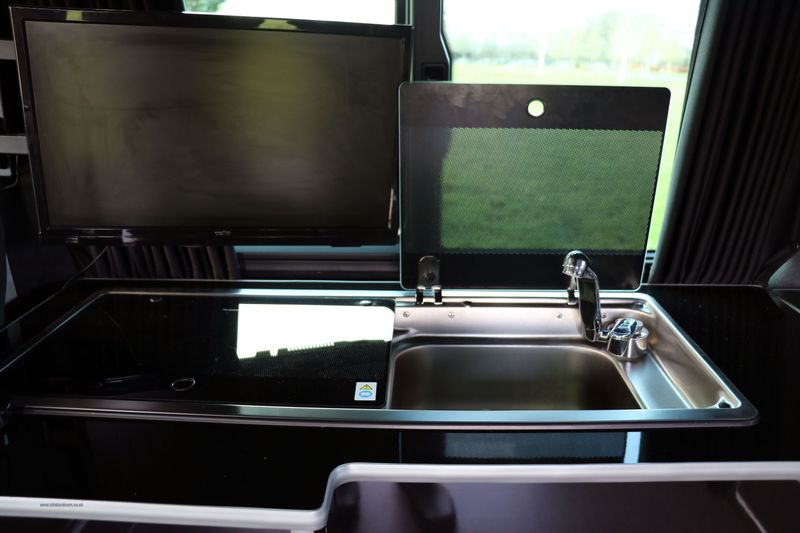 Volkswagen Transporter T6.1 T32 Highline 2.0 TDi DSG HVR Customs Conversion 4 berth