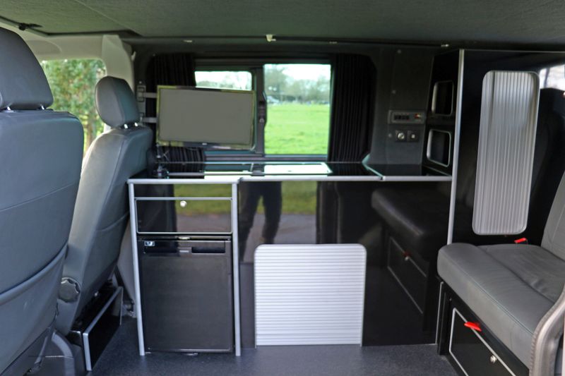 Volkswagen Transporter T6.1 T32 Highline 2.0 TDi DSG HVR Customs Conversion 4 berth