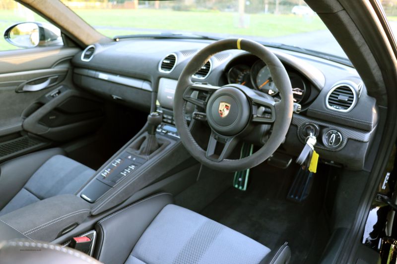 Porsche Cayman 718 GT4RS Weissach