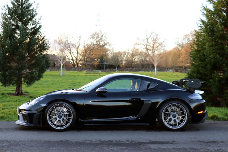 Porsche Cayman 718 GT4RS Weissach