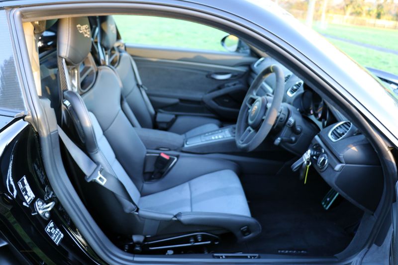 Porsche Cayman 718 GT4RS Weissach