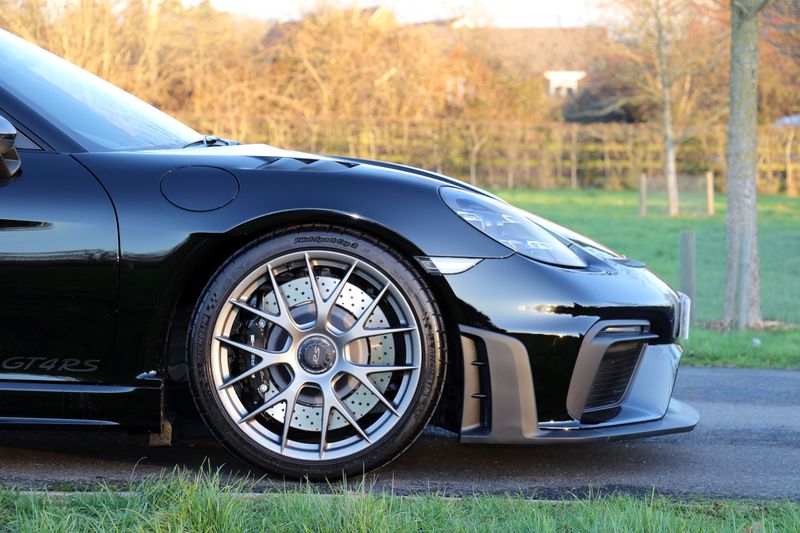 Porsche Cayman 718 GT4RS Weissach