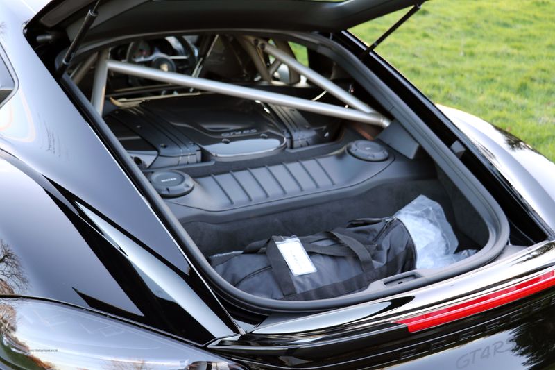 Porsche Cayman 718 GT4RS Weissach