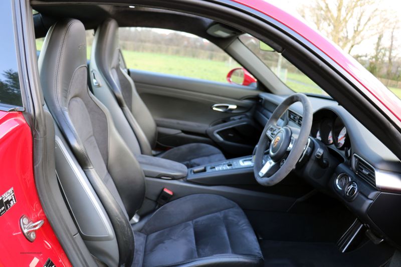 Porsche 911 GTS Coupe PDK