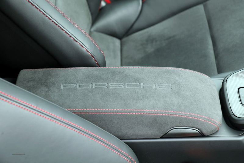 Porsche Carrera GTS Coupe PDK