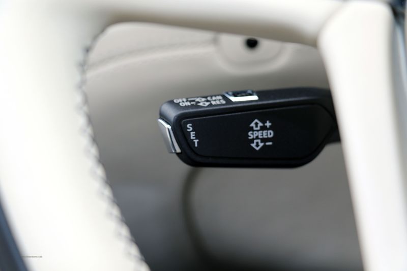 Bentley Bentayga V8 Black and Centenary Edition